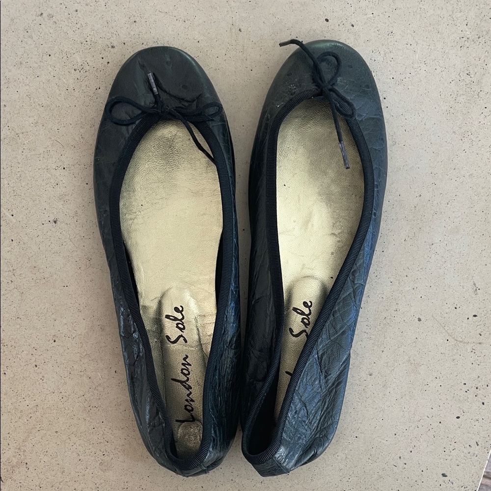 London Sole Dark Textured Flats